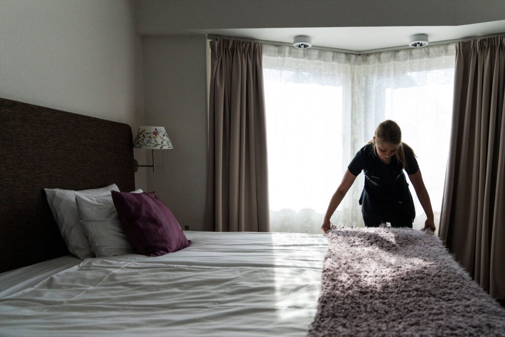 tjej bäddar sängen på mora hotell